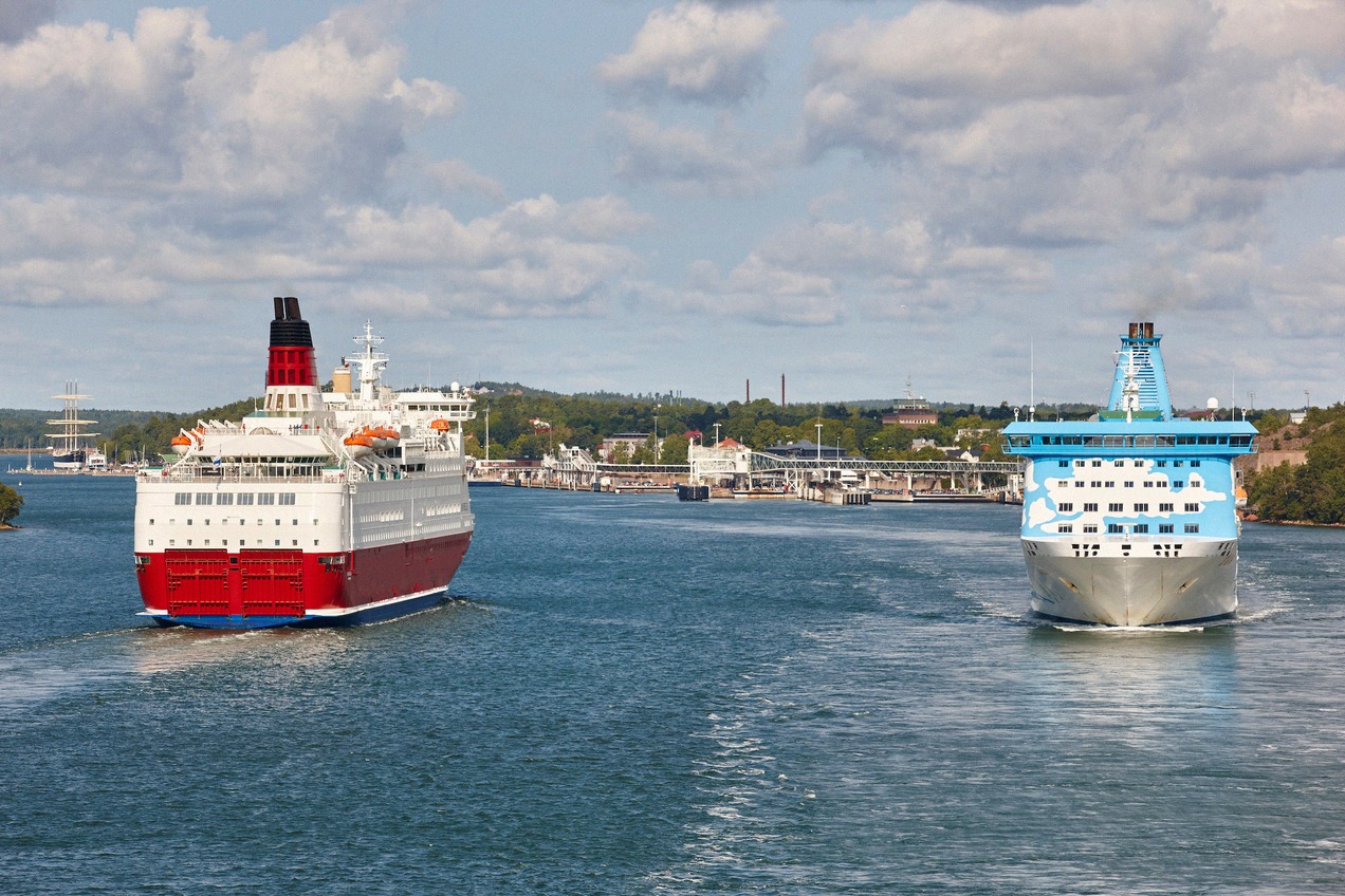 Dos ferris del Báltico se cruzan frente a Mariehamn, en el archipiélago de Åland por el que pasa la ruta Kapellskär - Naantali