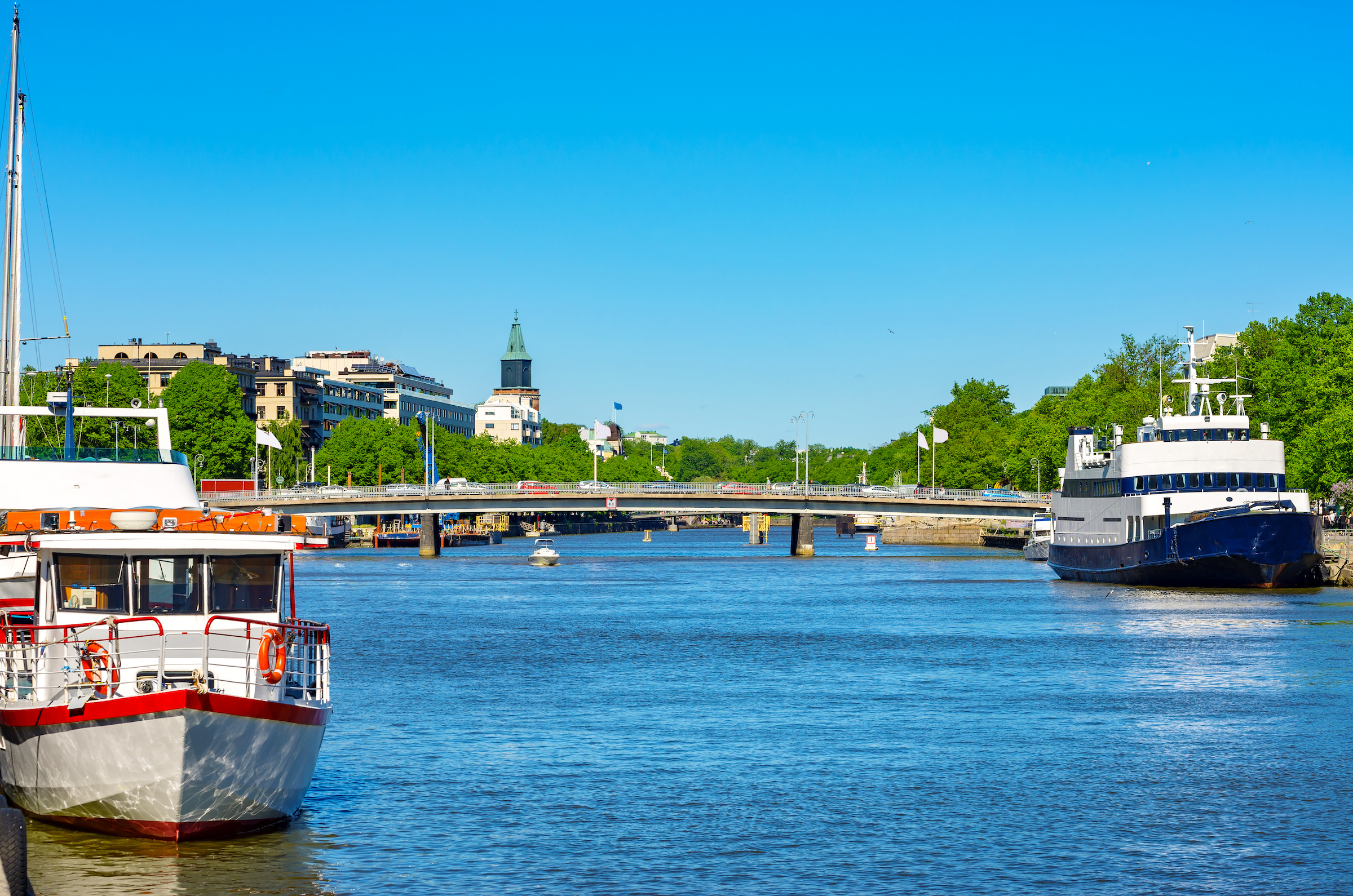 De rivier de Aura in Turku met uitzicht op de oude binnenstad - op maar een paar minuten lopen van de veerbootterminal.